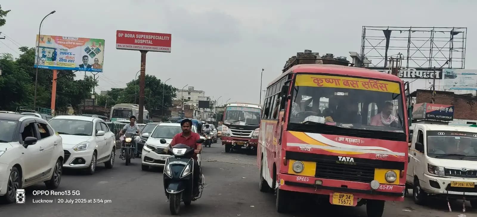 इं​जीनियरिंग कॉलेज से मडियांव फलाईओवर उतरने पर ट्रैफिक पुलिस के सामने सवारी भरते है डग्गामार वाहन
