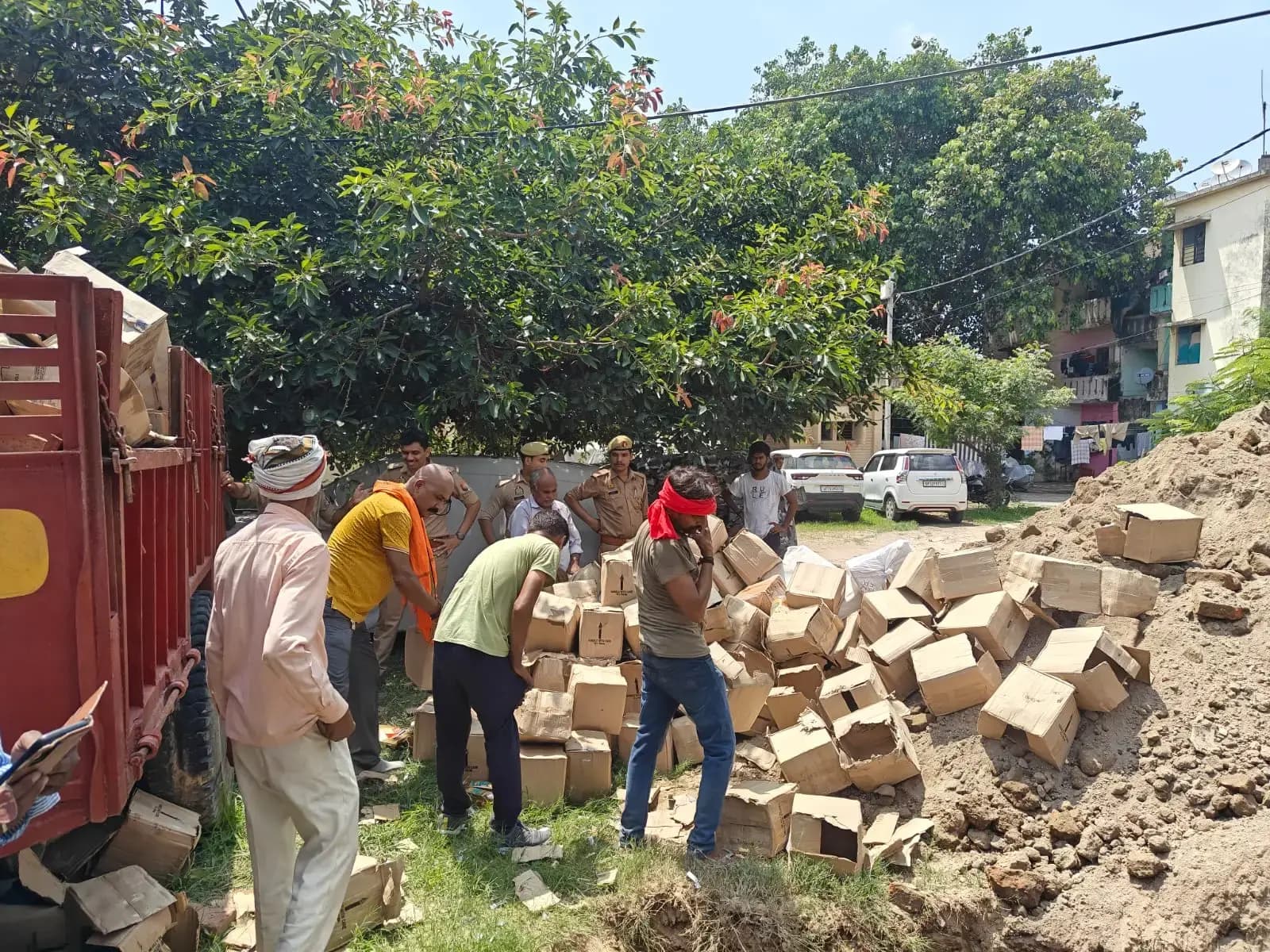 लखनऊ,बीकेटी में दो सौ केस में बरामद अग्रेजी और देशी शराब को किया गया नष्ट