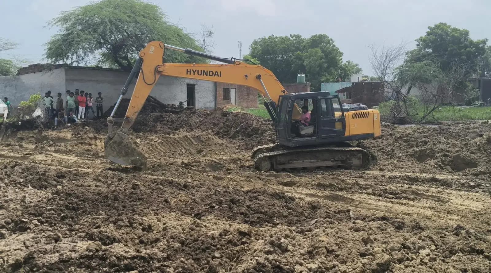 
बीकेटी के नगुआमउ गांव के तालाब से गोबर कचरा निकालने की परमीशन पर कर रहे मिटटी का अवैध खनन 