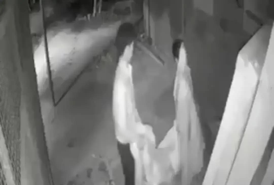 भगवान राम की नगरी अयोध्या में बुजुर्ग महिला बाहर फेंककर परिजन फरार,घटना कैमरे में कैद