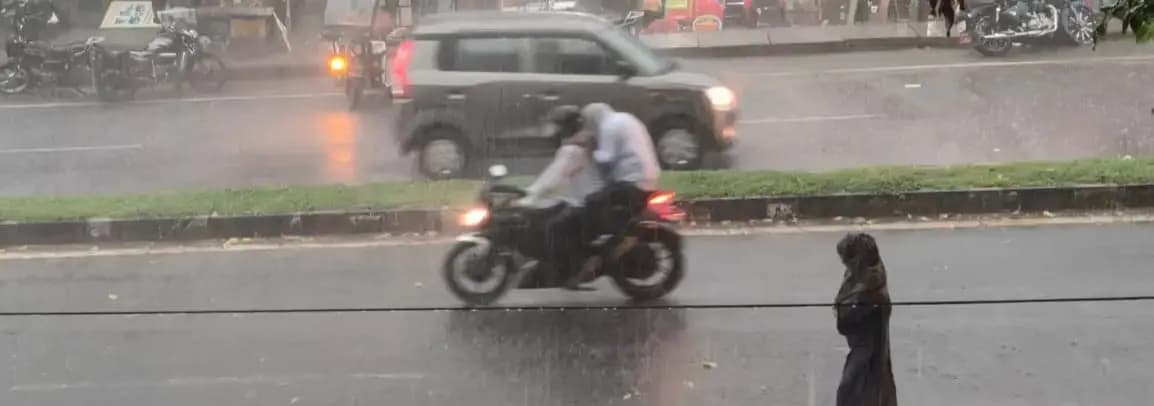 भीषण गर्मी के बीच झमाझम बारिश... सुहावने  मौसम  में लोगो को राहत  

