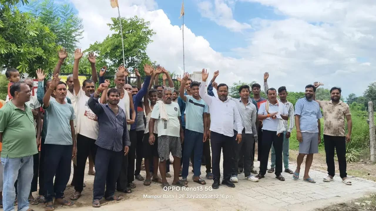 एसडीओ साढामउ के खिलाफ ग्रामीणों का फूटा गुस्सा उपकेन्द्र पर किया प्रदर्शन नारेबाजी धरना