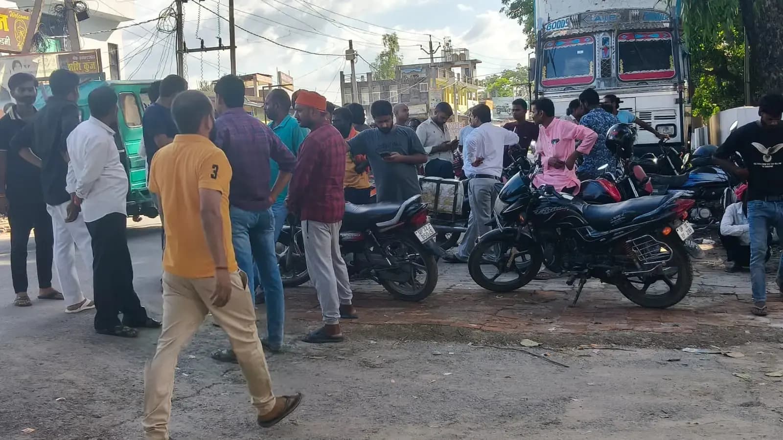 इटौंजा टोल पर फास्ट टैग वेंडरों के बीच मामूली विवाद के बाद जमकर चले लाठी—डंडे और राड,बाइकों में तोडफोड़