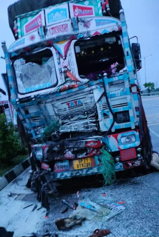  किसान पथ पर दो ट्रकों  की आपस में भयानक टक्कर ... एक की दर्दनाक  मौत