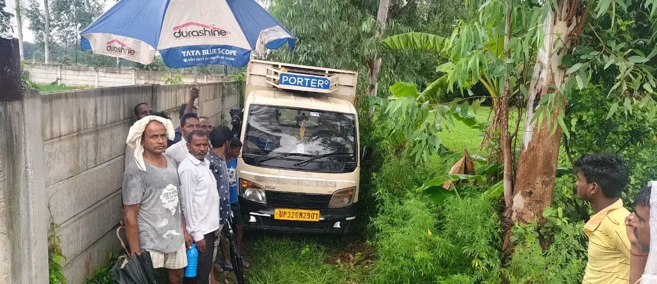 भैंस चोरों से सावधान,डाला लेकर रात में कर रहे चोरी, ग्रामीणों ने घेरा तो भैंस और डाला छोडकर  फरार