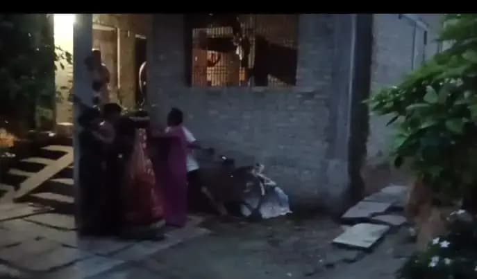  दो पक्षो में जमकर चले लाठी डंडे...वीडियो हुआ वायरल,बलिया के सुखपुरा थाना क्षेत्र का मामला
 