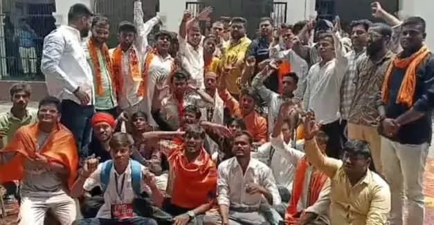 बलिया में कोतवाल को ABVP कार्यकर्ताओं से उलझना पड़ा भारी.हटाए गए.. धरना स्थल पर पहुंचे डीएम,एसपी