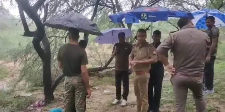  कुकरैल जंगल में पेड़ से लटका मिला अज्ञात युवक शव,पुलिस छानबीन में जुटी,लखनऊ इंदिरानगर की घटना


