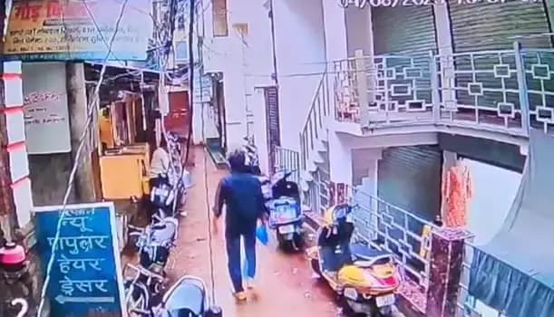 लखनऊ के चौक सराफा बाजार में सोने की दुकान से 50 लाख रुपए का सोना लेकर     अनिल चौधरी हुआ फरार  

