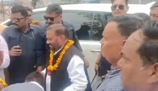 रायबरेली में स्वामी प्रसाद मौर्य  के स्वागत के दौरान दो युवकों ने किया हमला..नाराज कार्यकर्ताओं ने युवकों को दौड़ाकर पीटा
 