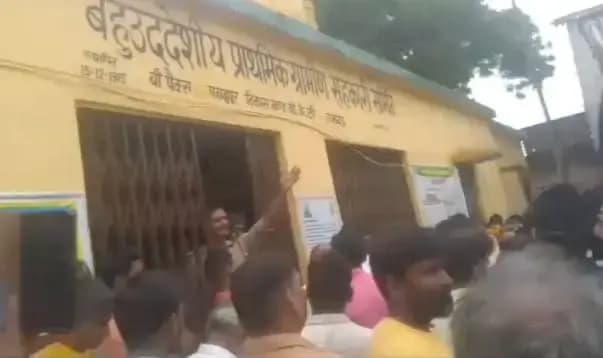 लखनऊ के बख्शी का तालाब इलाके में साधन सहकारी समिति पर 280  रूपए की बेची जा रही यूरिया
