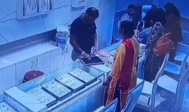 रिद्धि-सिद्धि सर्राफ ज्वेलर्स शॉप से महिला ने कान की बाली पर किया हाथ साफ..गाजीपुर थाना क्षेत्र की भूतनाथ मार्केट का मामला