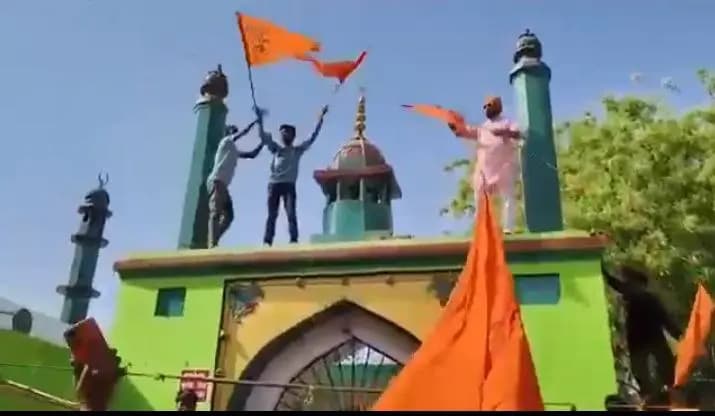 Prayagraj:सैयद सालार मसूद गाजी दरगाह की बिल्डिंग पर हिंन्दू संगठन के कार्यकर्ताओ के द्वारा भगवा झंडा लहराने का वीडियो वायरल