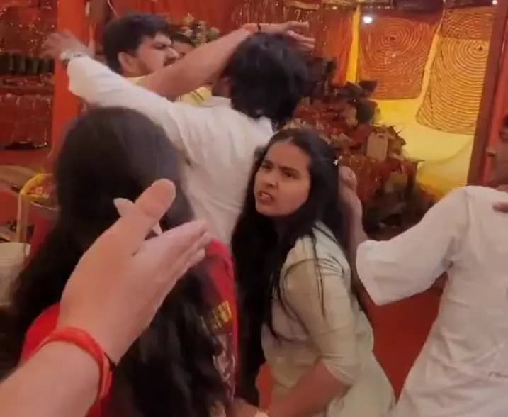 Fighting With Devotees  :चंद्रिका देवी मंदिर दर्शन करने आए श्रद्धालुओ को दुकानदारो ने बेल्ट और लात — घुसो से पीटा