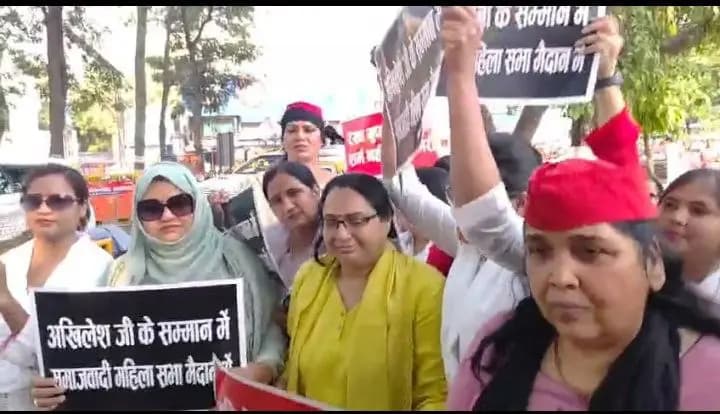 Protest:दिल्ली की सीएम रेखा गुप्ता के द्वारा अखिलेश यादव पर टिप्पणी के बाद गमाई सियासत,विरोध प्रदर्शन