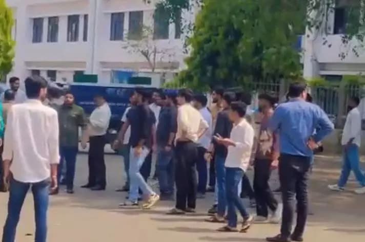 Fight Between Two Groups: लखनऊ विश्वविद्यालय मे छात्रो के दो गुटो मे मारपीट,घायल हुए कई छात्र