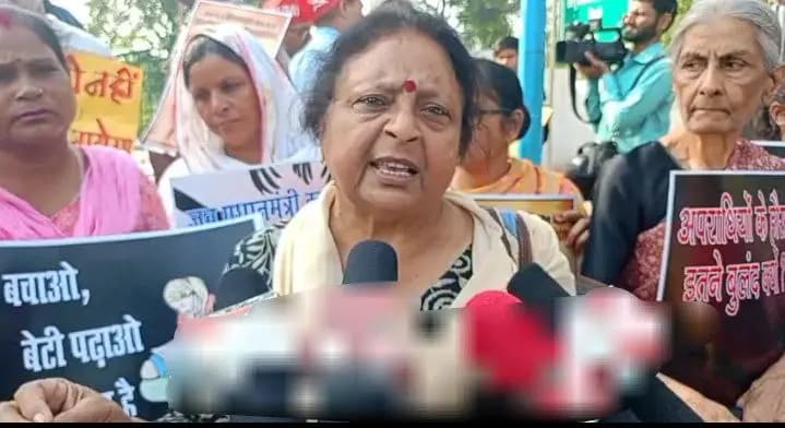 Protest:प्रदेश में बढ रहे महिला अपराध के खिलाफ हजरतगंज मे प्रदर्शन