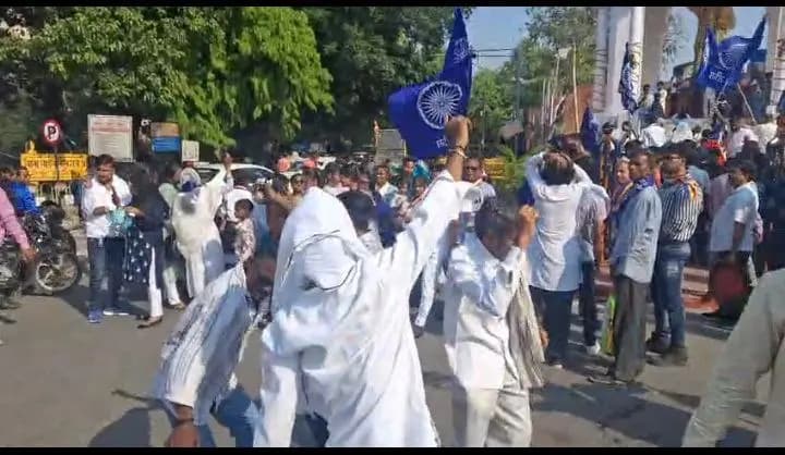 Procession:अंबेडकर जयंती के मौके लखनऊ मे ढोल नगाडो के साथ निकाला गया जुलूस