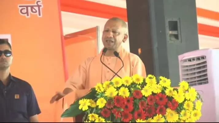 CM Yogi:बंगाल हिंसा पर सीएम योगी का ममता सरकार पर हमला,बोला दंगाइयों को शांति दूत बताती है…