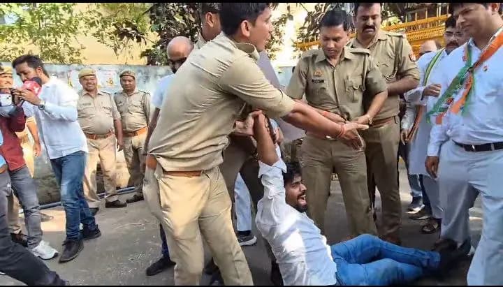 Protest:कांग्रेस कार्यकर्ताओ का प्रदर्शन,बैरिकेडिंग तोड़ ईडी कार्यालय की तरफ कूच