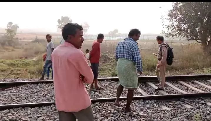 Dead Body Found :दिगोई गांव के पास रेलवे ट्रैक किनारे पड़ा मिला महिला का शव,हत्या की आशंका