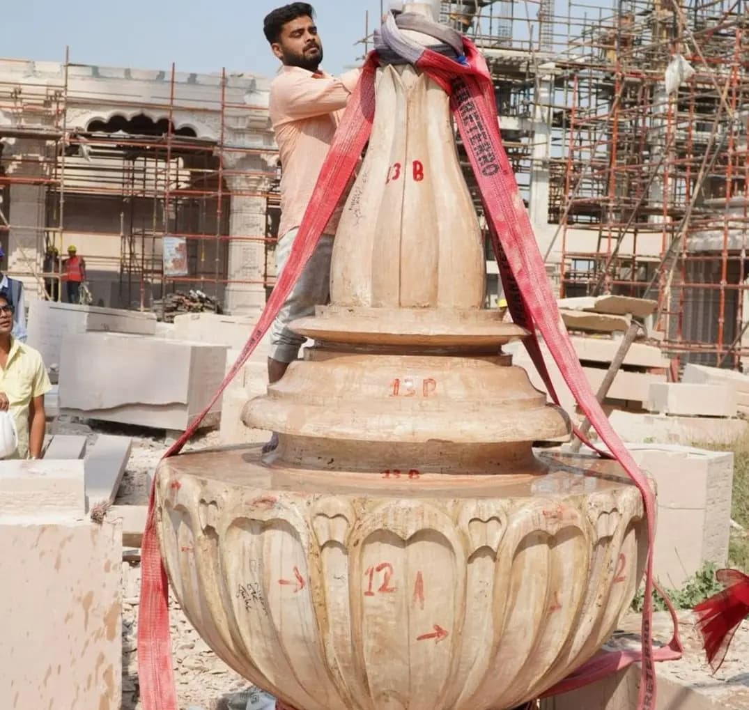 Ayodhya :राम मंदिर के मुख्य शिखर पर किया गया कलश स्थापना इतिहास मे जुड़ा स्वर्णिम अध्याय