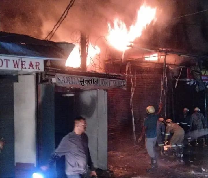 Fire Broke Out: अमीनाबाद मोहन मार्केट लगी भीषण आग,बुझाने का काम जारी