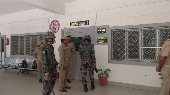 Bomb Threat :बाराबंकी और चंदौली मे ​डीएम कार्यालय को बम से उड़ाने की मिली फर्जी धमकी,जांच जारी