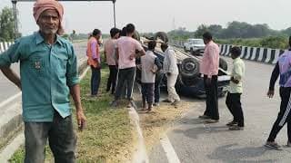 आउटर रिंग रोड सीतापुर रोड फ्लाई ओवर के पास हादसे का शिकार कार