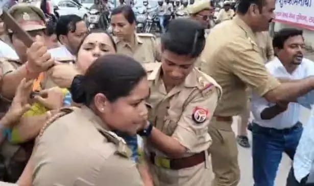 लखनऊ के बापू भवन चौराहे पर स्कूल मर्जर को लेकर सपा कार्यकर्ताओं का प्रदर्शन
