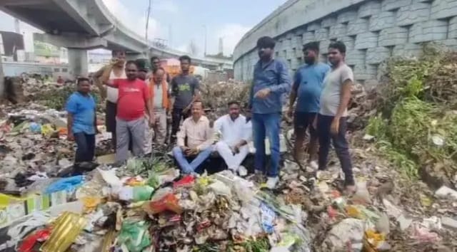 लखनऊ में कूडा निस्तारण न होने से नागरिको में नाराजगी,कूड़े के ढेर पर चारपाई बिछाकर प्रदर्शन
