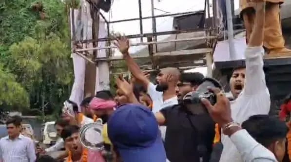 पीएम मोदी के जन्मदिन पर लखनऊ यूनिवर्सिटी में सपा की छात्र विंग का प्रदर्शन 
 