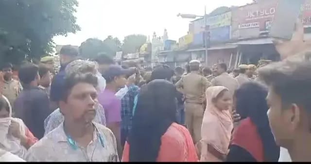 
डंपर से हुए हादसे में दो लोगों की मौत,परिजन दो शव रखकर कर रहे  प्रदर्शन,50 लाख,एक सरकारी नौकरी देने की मांग
