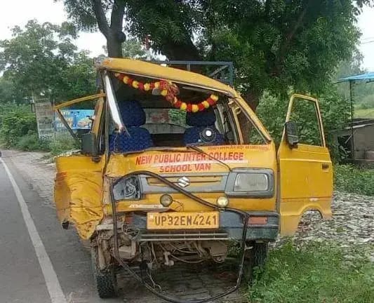 
 मोहनलालगंज कस्बे में न्यू पब्लिक इंटर कालेज की स्कूल वैन में पार्सल डीसीएम ने मारी टक्कर