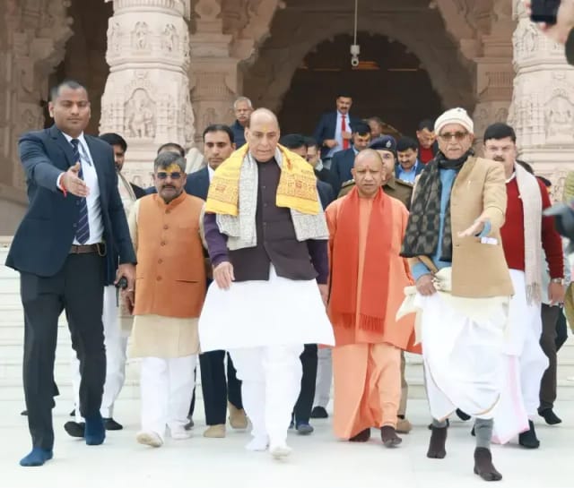  मुख्यमंत्री व रक्षा मंत्री ने हनुमानगढ़ी और रामलला के किए दर्शन-पूजन