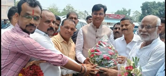 रुस से 10 दिवसीय यात्रा पूरी कर लौटे पवन सिंह चौहान का बीकेटी में व्यापारियों ने किया स्वागत