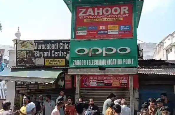 लखनऊ की चौक कोतवाली के पाटा नाला चौकी के पास दुकान से लाखो के मोबाइल चोरी