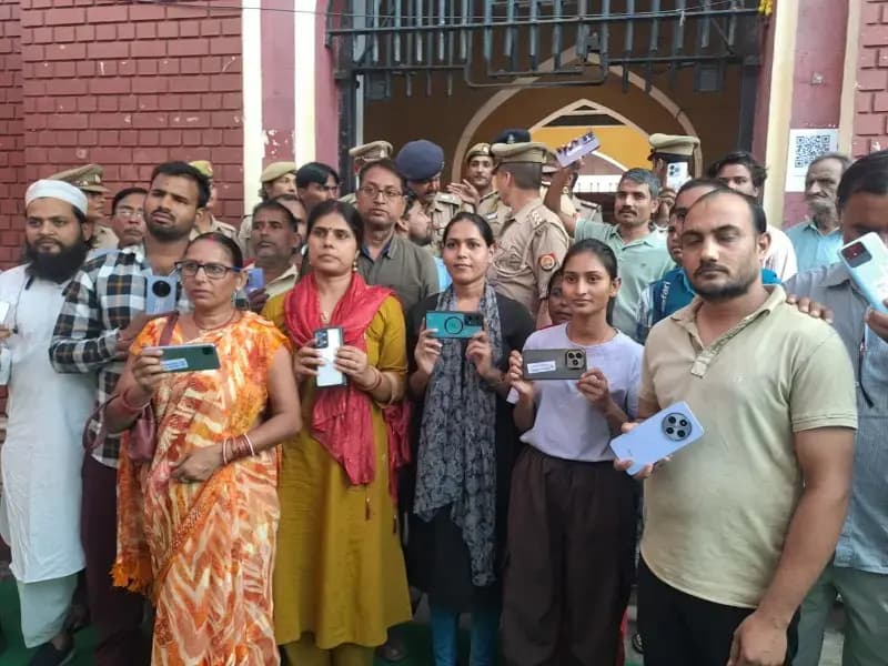 लखनऊ पुलिस ने चोरी के 170 मोबाइल फोन किए बरामद,लोगो के चेहरे पर खुशियां और मुस्कान