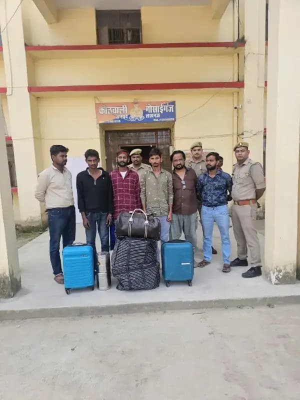 पुलिस ने बन्द मकान का ताला तोडकर चोरी करने वाले तीन शातिर चोरो को पकडा,गोसाईगंज थाना क्षेत्र का मामला