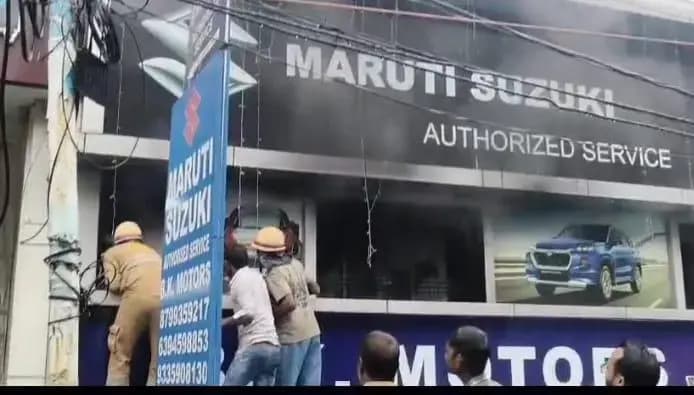 गुडंबा क्षेत्र में मारुति सुजुकी नेक्सा सर्विस सेंटर में लगी भीषण आग,छ कारें जलकर हुईं राख