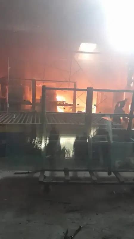 चिनहट क्षेत्र में जेनेसिस विंडूरस प्राइवेट लिमिटेड कंपनी मे लगी भीषण आग,कीमती समान जलकर राख