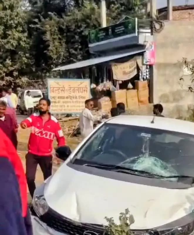 लखनऊ के पारा कोतवाली क्षेत्र में चार पहिया वाहन ने खड़े दो पहिया वाहन पर मारी जोरदार टक्कर