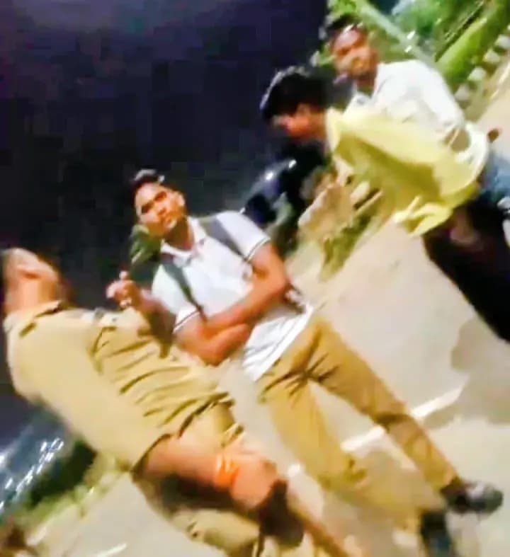ठाकुरगंज क्षेत्र में पुलिस का एक शर्मनाक वीडियो सोशल मीडिया पर तेजी से वायरल,लोगो में भारी आक्रोश