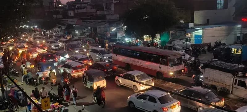 लखनऊ —दिल्ली नेशनल हाइवे30 पर बीकेटी कस्बे में जाम,फंसी एम्बुलेंस और पुलिस वाहन